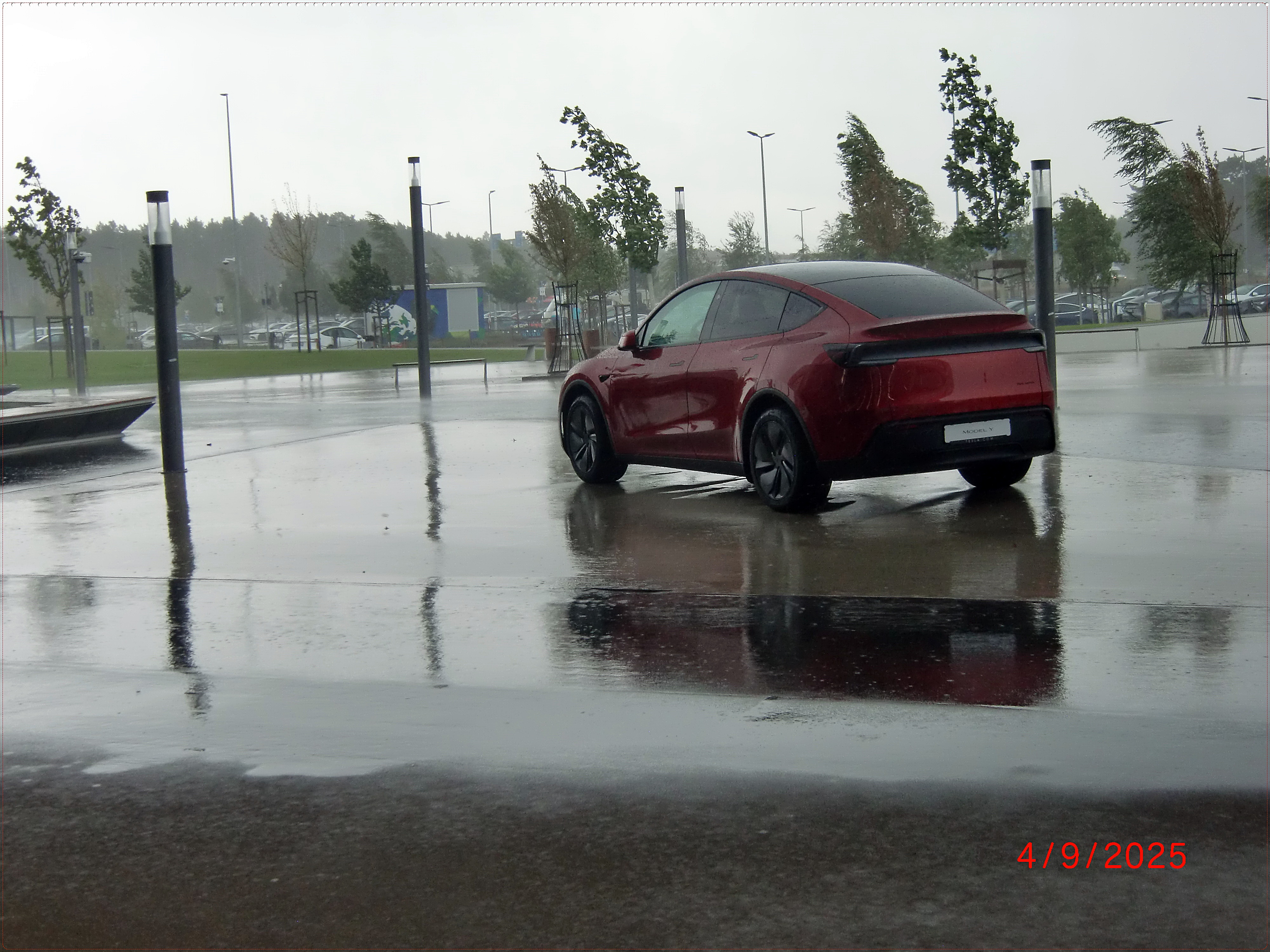 Tesla Y im Regen