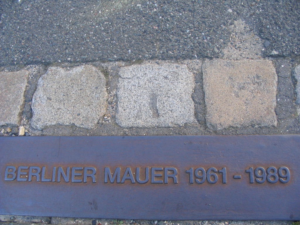 So ist der Verlauf der Berliner Mauer gekennzeichnet.